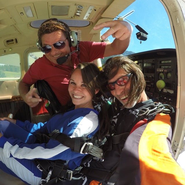Tandemsprung Passagierin Cailin aus London mit Freddy und Hermann in der Spassbude. Immer etwas zu lachen und Unsinn im Kopf. Tandemfallschirmspringen in Tirol heisst Spass und Vergnügen über den Bergen.