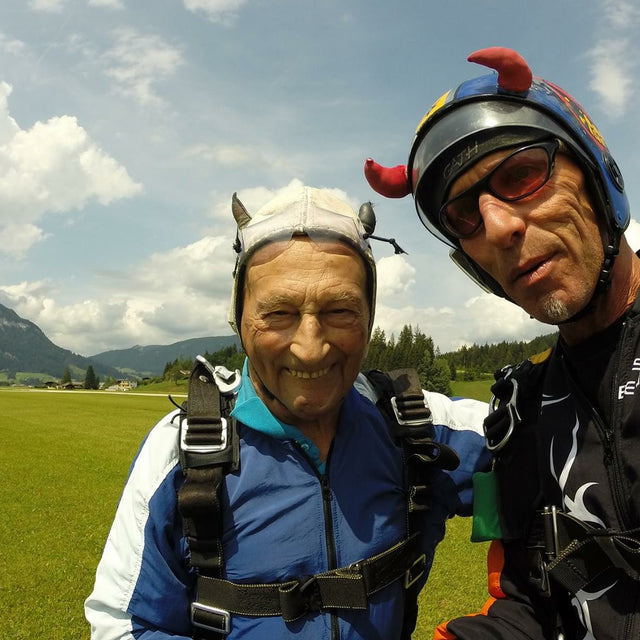 Bei Bestskydive Tirol in St. Johann da geht der Sepp Maier des öfteren zum Fallschirmspringen. Beim Tandemsprung holt er sich seinen Kick und genießt die Aussicht beim Sprung.