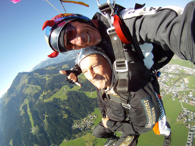 Bei bestfallschirm Tirol in St. Johann da ist der 95 jährige Sepp Maier gut aufgehoben. Er genießt die Schirmfahrt über den Kitzbüheler Alpen bereits zum 7 ten mal mit dem Fallschirmspring Profi Freddy Hofmayer