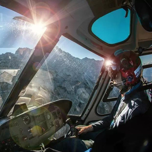 Georg Schuster von Kitz Air auf dem Weg nach oben vor den Loferer Steinbergen.