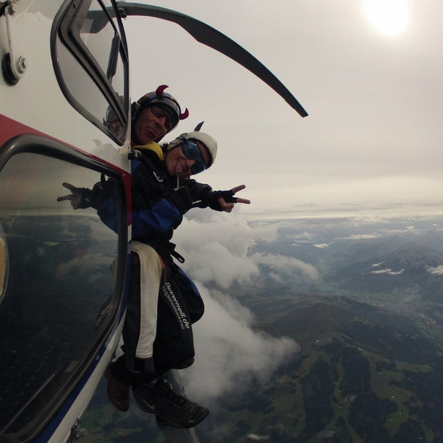 Gütersloh aus NRW in Deutschland trifft Rosenheim aus Bayern. Despina, die selbst Fallschirm Springerin ist, gönnt sich mit Freddy einen gemeinsamen Tandemfallschirm Sprung aus dem Helikopter über St.Johann in Tirol.